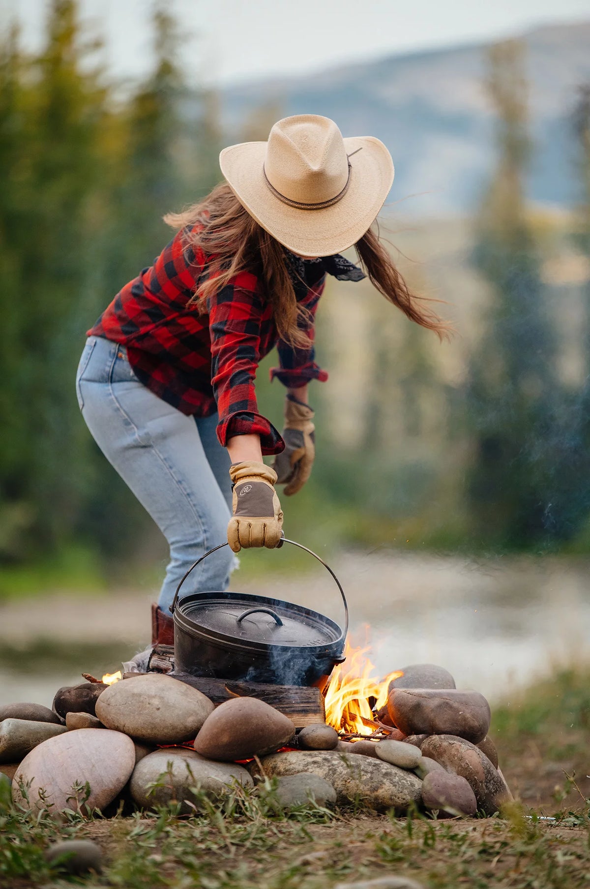 8 Quart Seasoned Cast Iron Camp Dutch Oven H88624